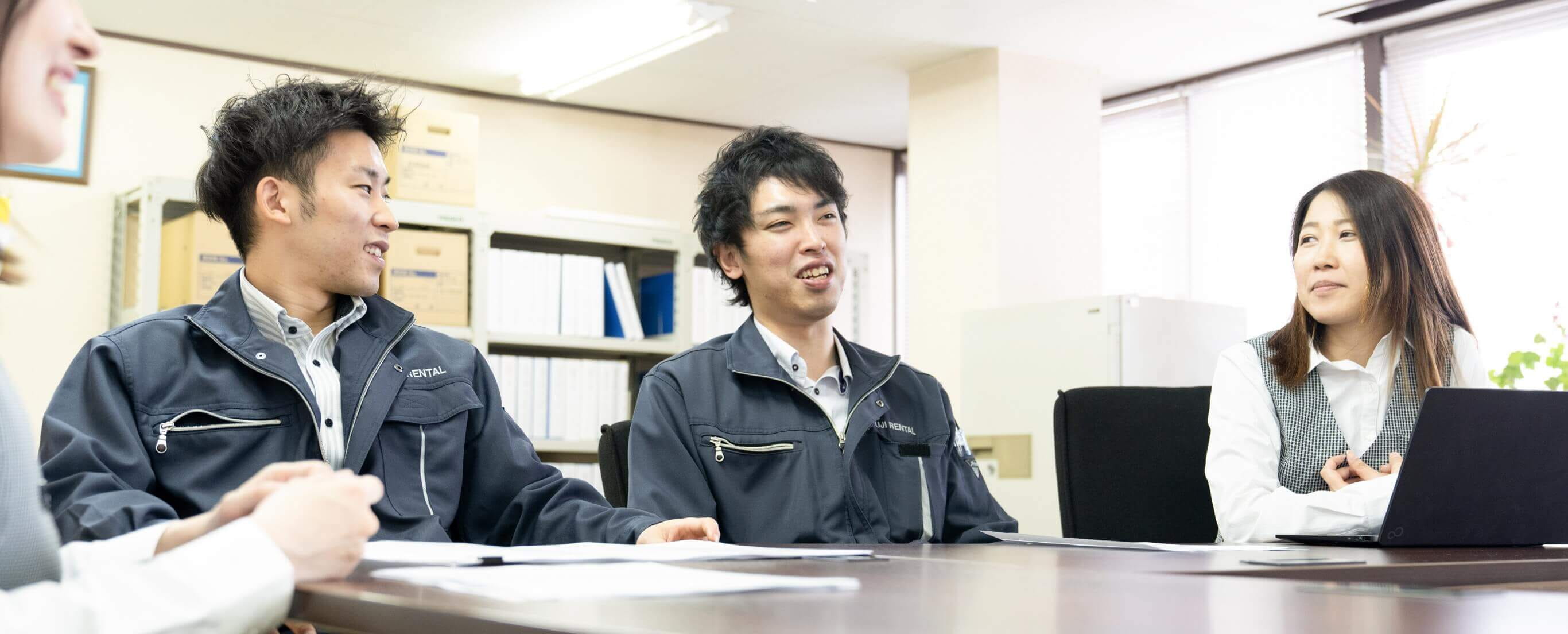 社員4名がミーティングしている様子